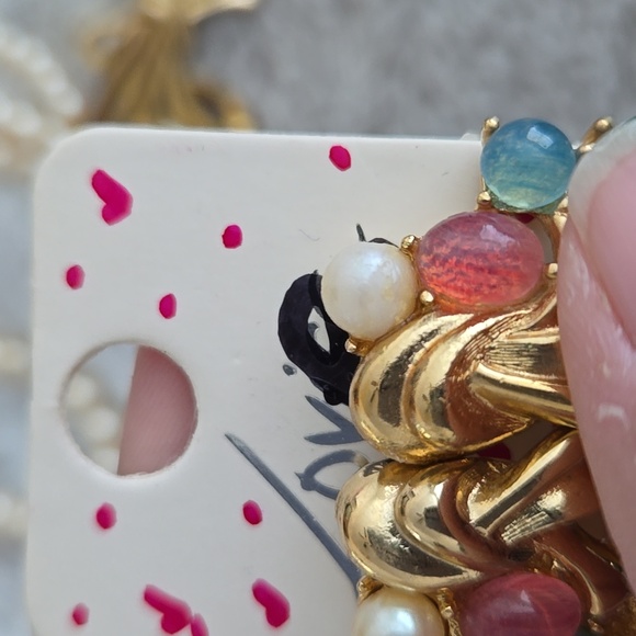 Elegant Gold and Pearl Necklace with Multicolor Accents - Picture 3 of 10